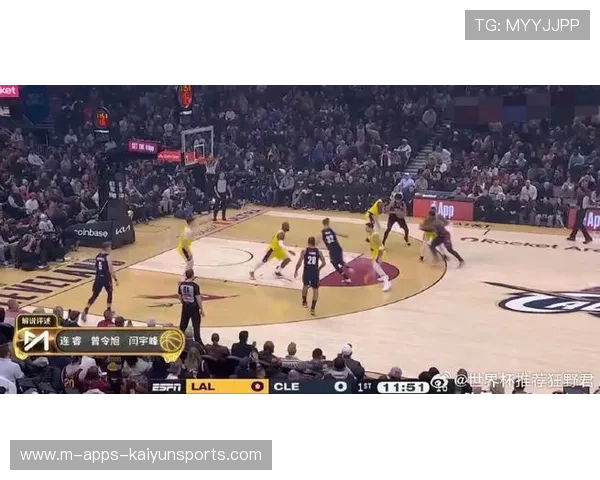 湖人对阵骑士赛前詹姆斯与阿伦在球员通道互动