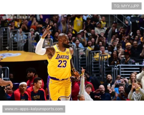 詹姆斯通过精准传球助攻队友完成空中接力